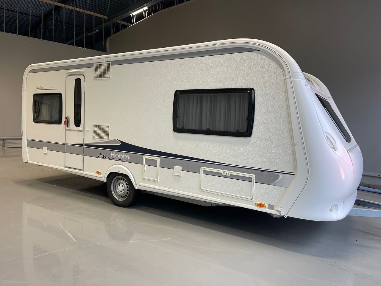 307_96be3625-c19e-4b91-a39f-60f71ecdaadc.jpg Caravane Hobby 560 Prestige – Image 1