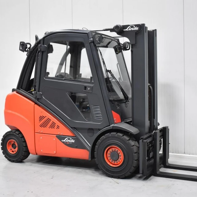 3c2830_c8ec03c8e8294a66a077f65f0e90b032mv2.webp LINDE H 35 T-02 - 3500 kg à 4650 mm – Image 1