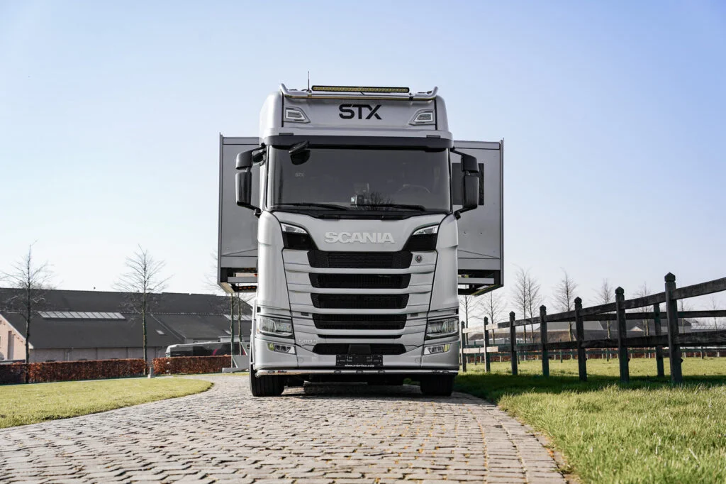 926_7648f7c7-1620-45ac-a1a3-ed26d7db1b69-1024x682-1.webp Scania STX Camping-car/Sport automobile – Image 1