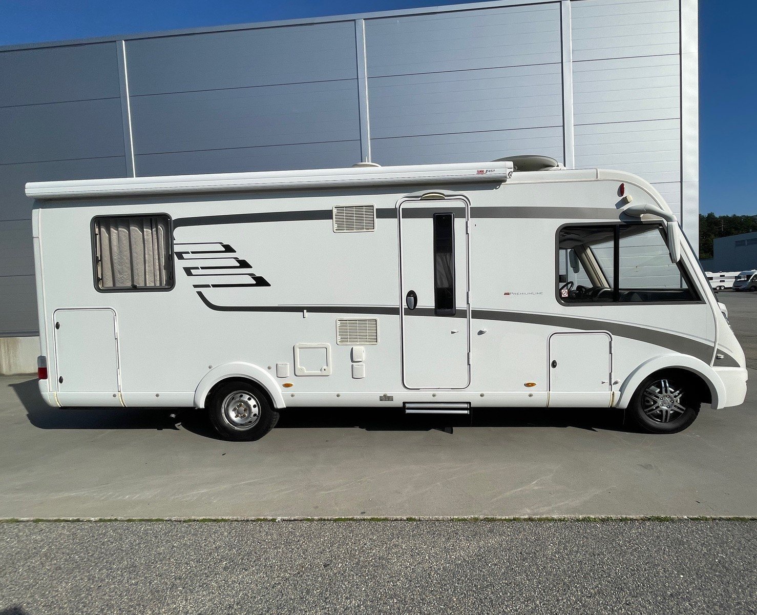 965_fbc3fe8f-4c30-4701-a8bf-212e6c22bc65.jpg Camping-Car Hymer B708 Premium Line – Image 1