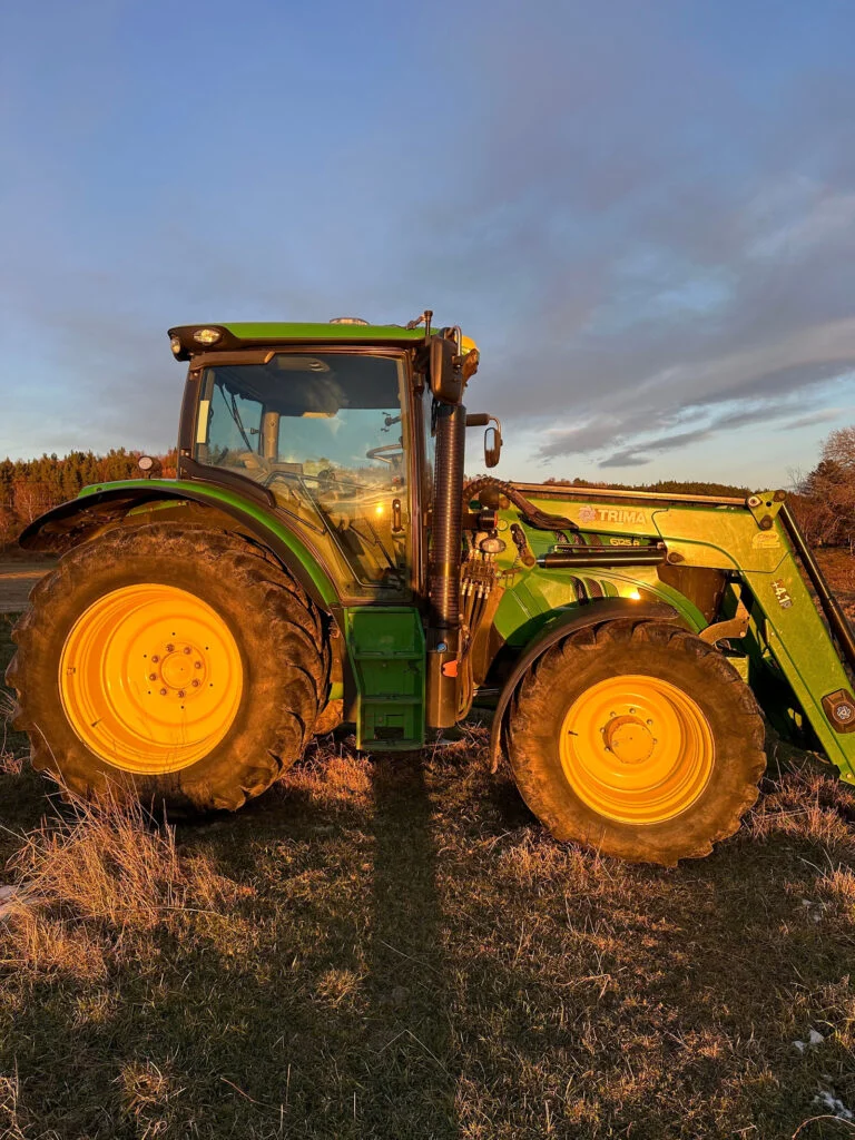 John-Deere-6125R-15-768x1024-1.webp Tracteur John Deere 6125R - 2014 – Image 1