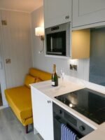 Conteneur converti espace de vie extérieur moderne et élégant – Image 11